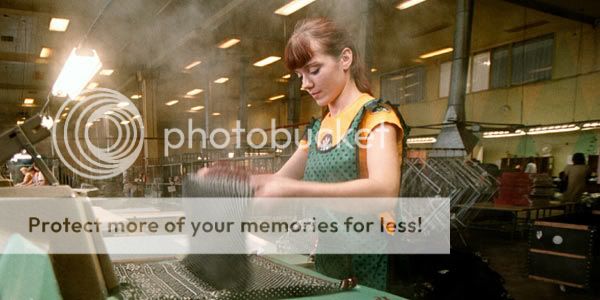 Ela está tendo um filho por baixo da mesa.