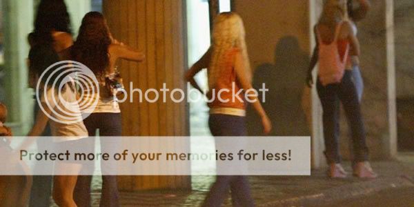 Moças... o ônibus não passa a essa hora...