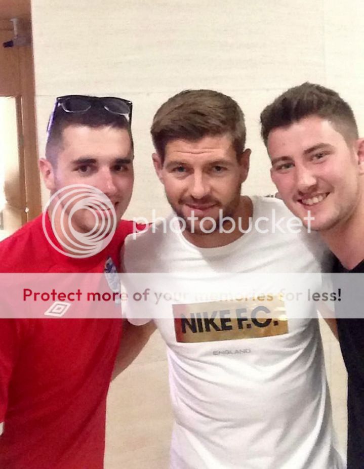 3 chàng trai may mắn chụp ảnh cùng đội trưởng Gerrard