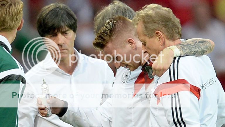 Marco Reus được chăm sóc ngoài đường biên sau khi bị dính chấn thương trong trân giao hữu của tuyển Đức