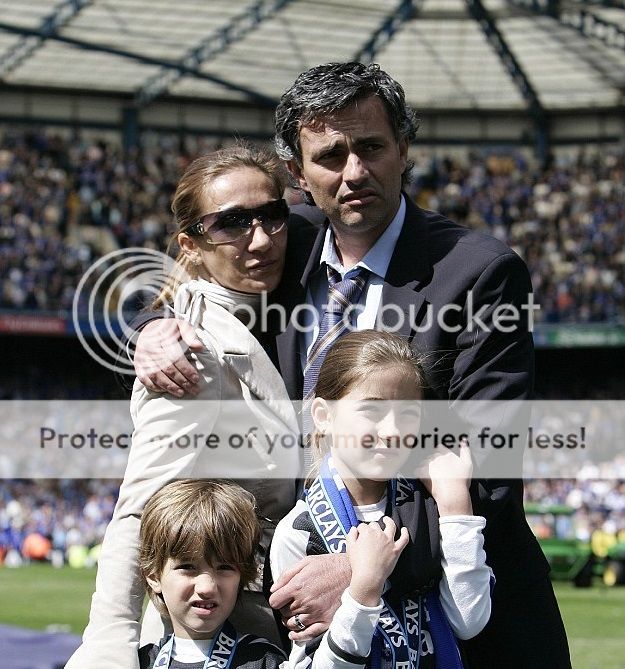 HLV Mourinho cùng bà xã